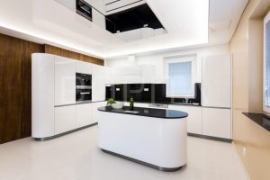 luxusní moderní bílá lakovaná kuchyň s oblouky