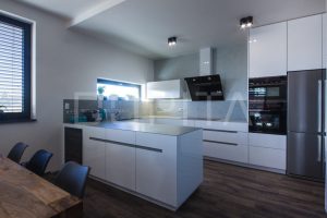kuchyň bez úchytek beton