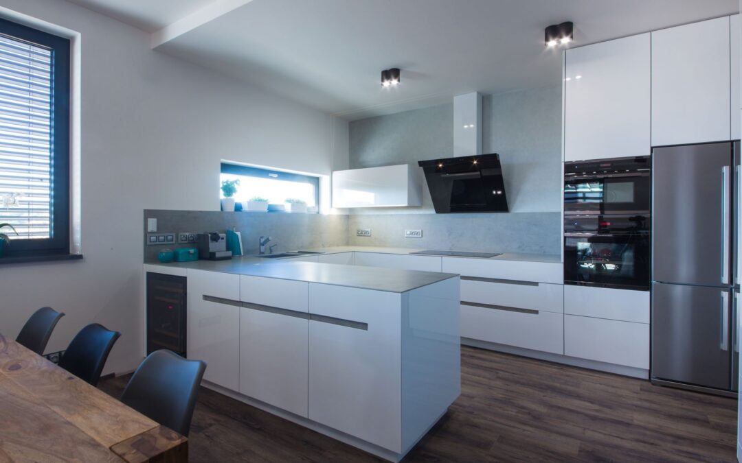 Luxusní designová bílá kuchyň, keramická deska v dekoru beton, ostatní nábytek