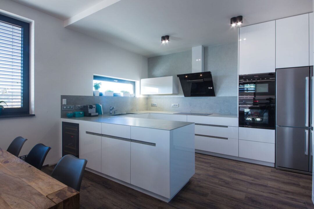 Luxusní designová bílá kuchyň, keramická deska v dekoru beton, ostatní nábytek