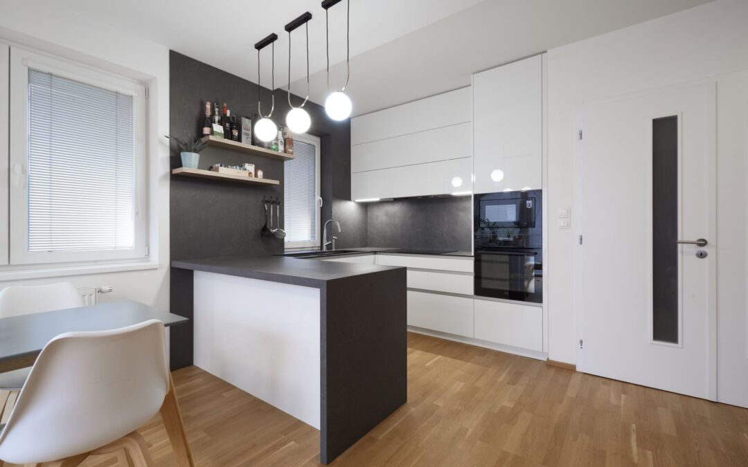 břidlicové obložení stěny a pracovní deska