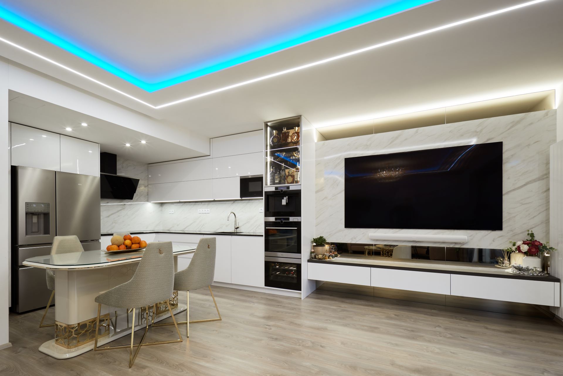 001. luxusní kuchyň spojená s TV stěnou