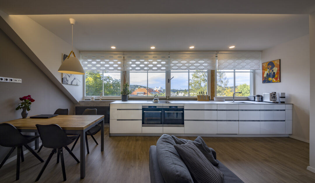 Kuchyň pod dlouhým oknem