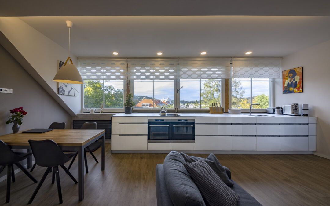 Kuchyň pod dlouhým oknem