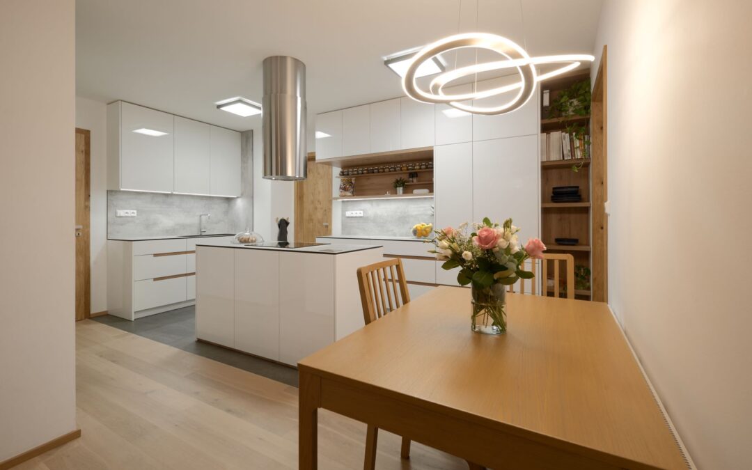 Lakovaná kuchyň pod oknem s originálním úchytkovým systémem