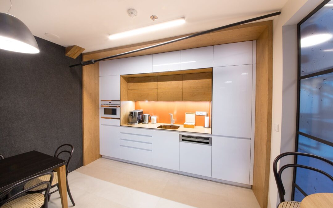 Lakovaná kuchyň – kompaktní laminát