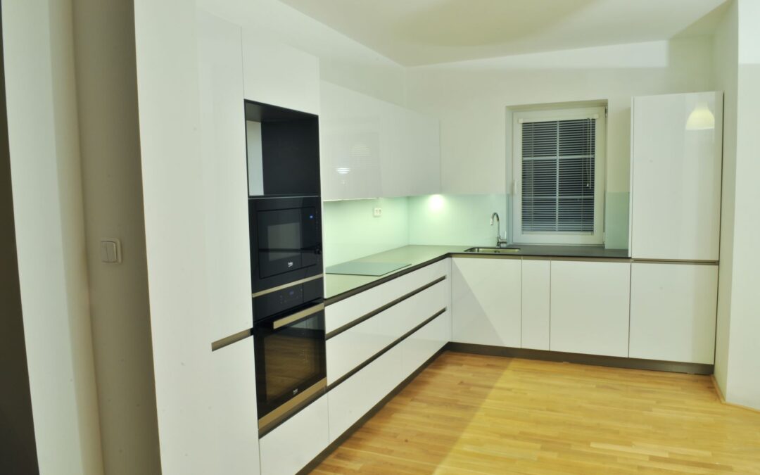 lesklý lak, luxusní integrované narážecí profily, kompaktní laminát, Lacobel