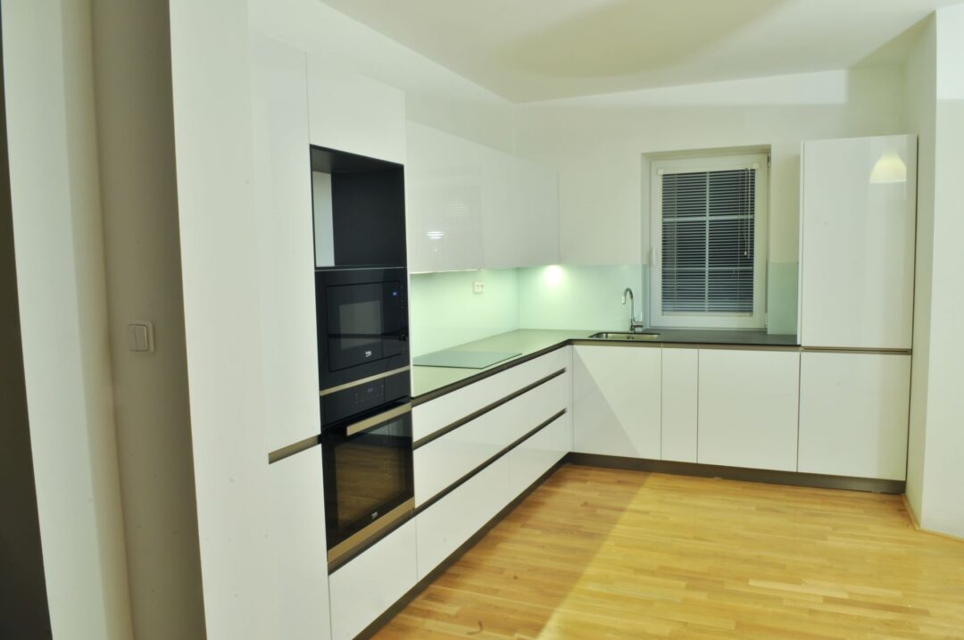 lesklý lak, luxusní integrované narážecí profily, kompaktní laminát, Lacobel