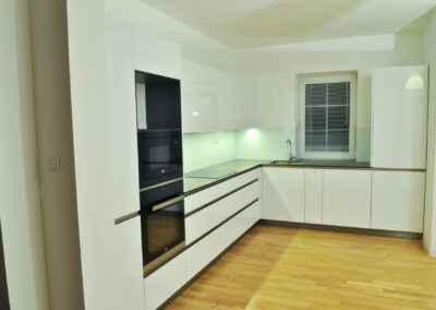 lesklý lak, luxusní integrované narážecí profily, kompaktní laminát, Lacobel