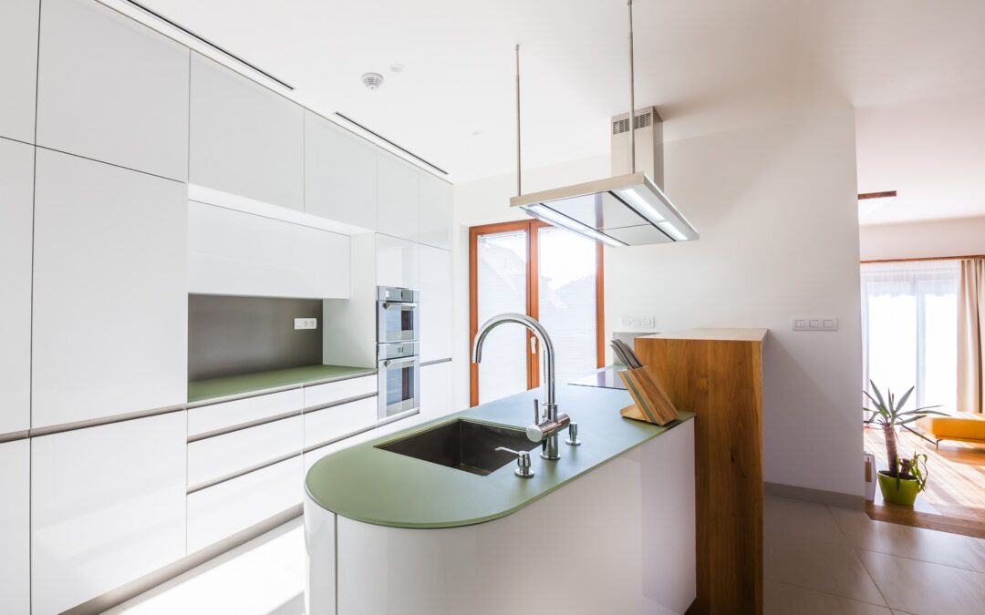 Kuchyň se zaoblením, skleněná pracovní deska