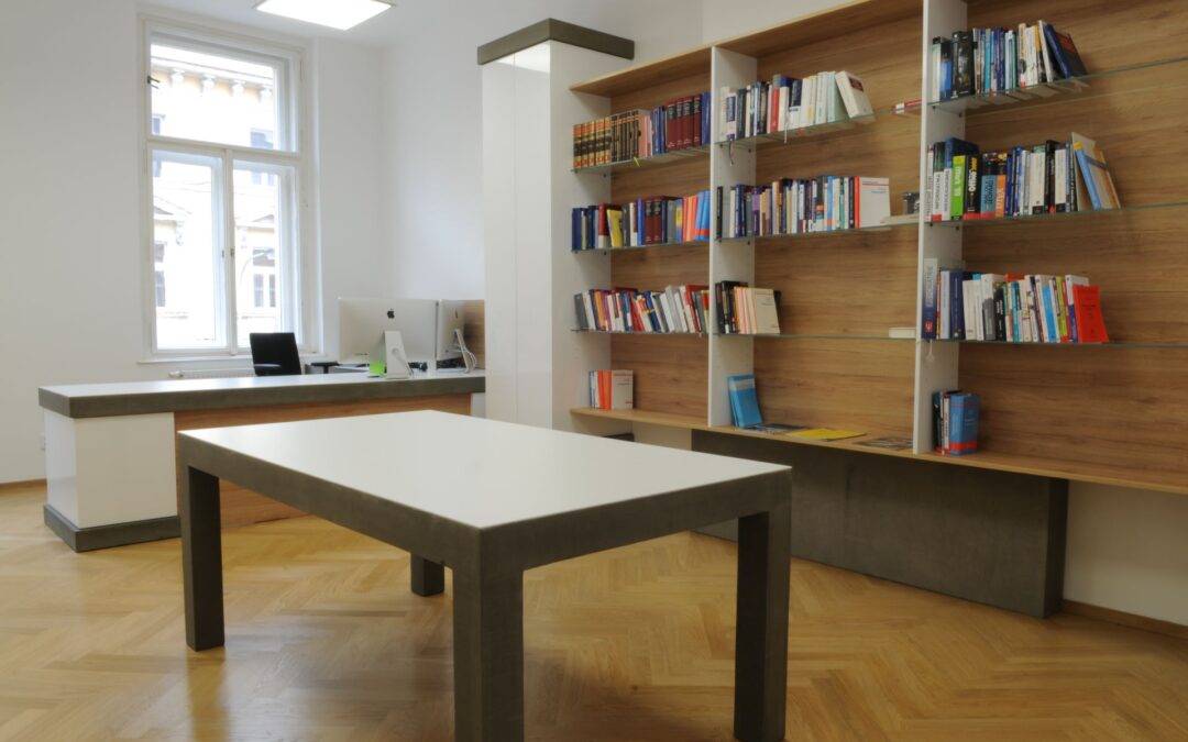 Pracovna – beton v interiéru, polohovací kožené křeslo, židle