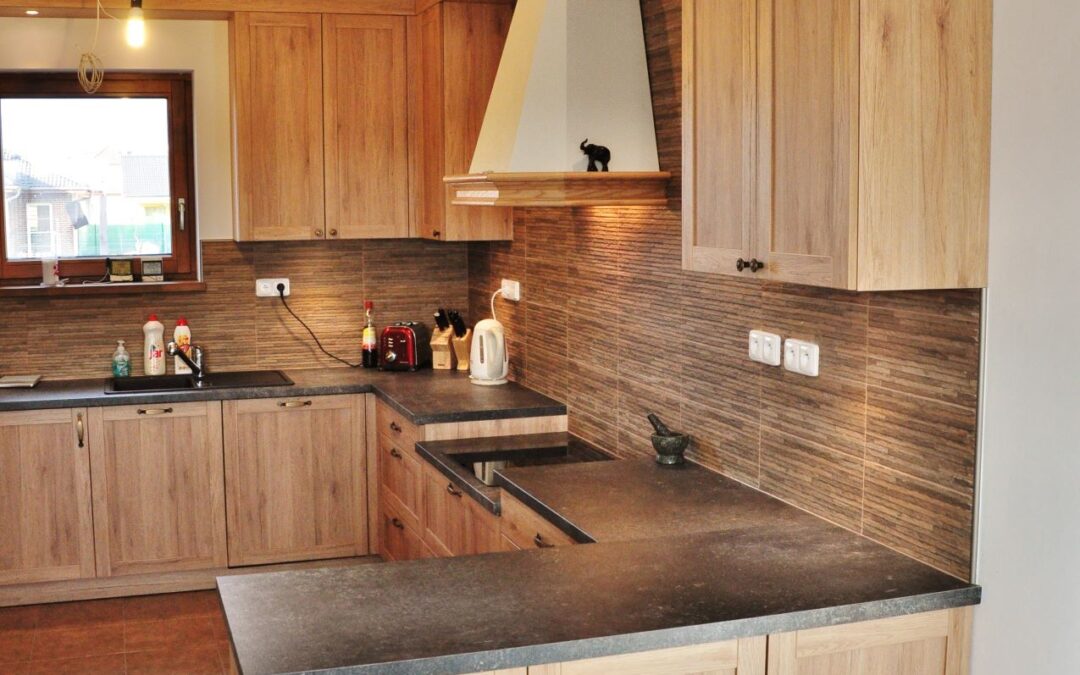 Rustikální kuchyň v provedení lamino