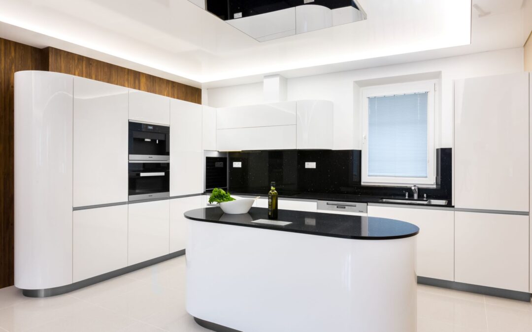 Luxusní lakovaná kuchyň s oblouky, pracovní deska Technistone