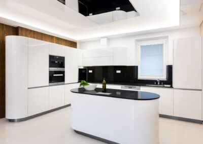 Luxusní lakovaná kuchyň s oblouky, pracovní deska Technistone