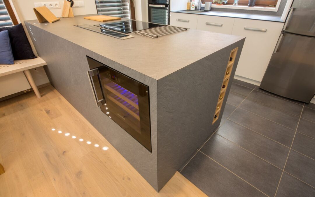 Poloostrůvek z kompaktního laminátu v dekoru kamene