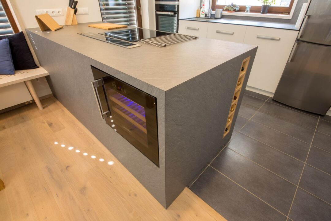 Poloostrůvek z kompaktního laminátu v dekoru kamene