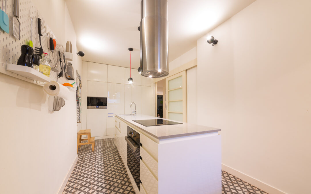 Lakovaná ostrůvková kuchyň, pracovní deska Technistone Concrete