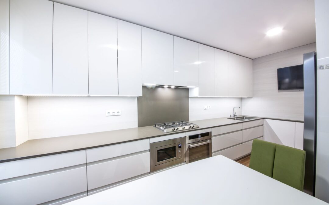 Lakovaná kuchyň do paneláku