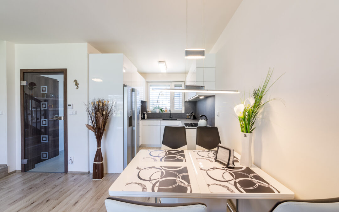 Bílá lakovaná bezúchytková kuchyň