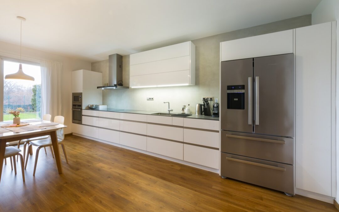 Bílá bezúchytková kuchyň v lesku