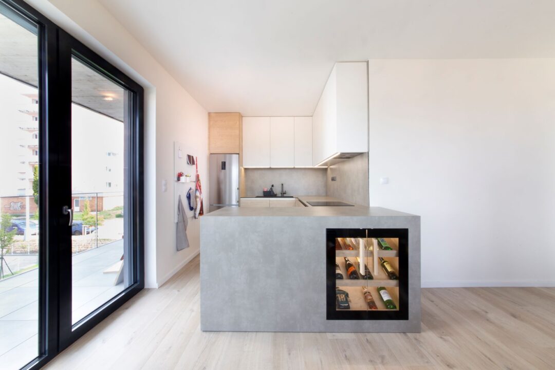 Kuchyň v moderním hávu: Vitrína á la vinotéka a kouzlo kompaktního laminátu