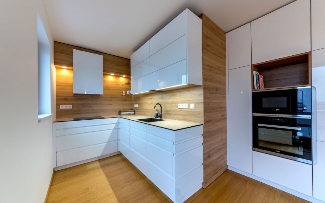 Bílá lakovaná bezúchytková kuchyň