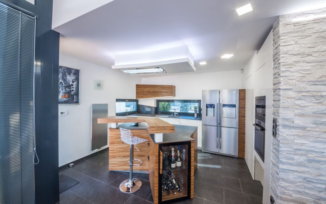 Atypická kuchyň s ostrůvkem, dýha Zebrano, lesklý lak