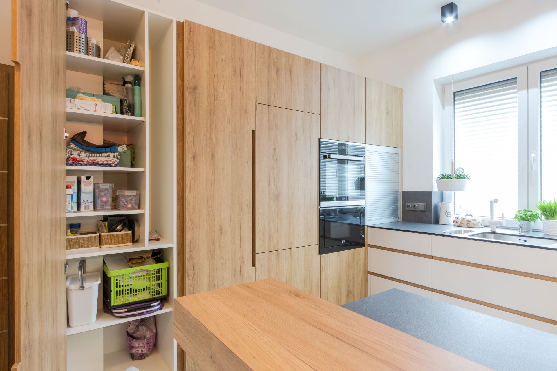 kuchyň atypická skříň na úklid