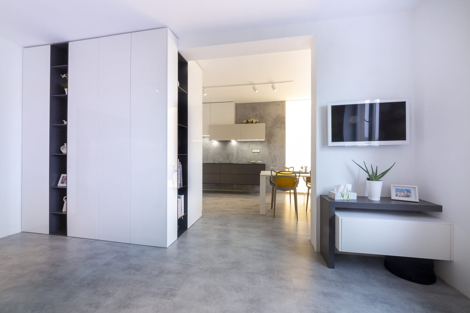 lakovaná kuchyň s obývákem