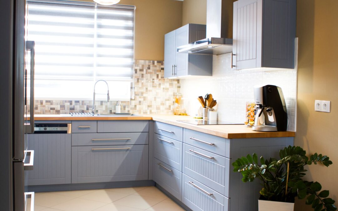 Modrá rustikální kuchyň